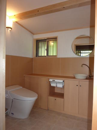 高さが取れない天井を逆手に梁を見せて温かみのある空間に仕上げました