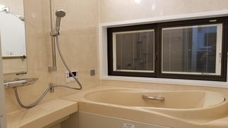 浴室からは　奥様の作る庭を眺めながら