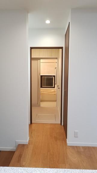 キッチンから見える　浴室、洗面、ユーティリティ