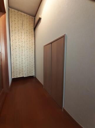 階段下収納の扉の位置替えをして有効利用