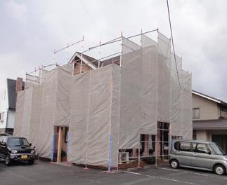 いよいよ工事開始。足場組立。