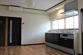 アクセントに青を…ダイニングキッチン