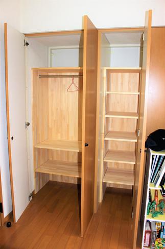 クローゼットの中に棚を