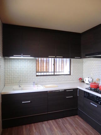 シックな木目調のＬ型キッチン