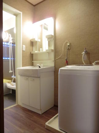 床・壁クロスを張り替えて落ち着いた色に