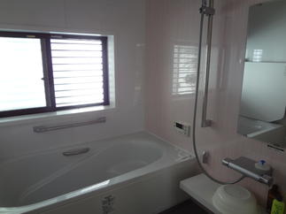 淡いピンクを基調にしたすっきりバスルーム