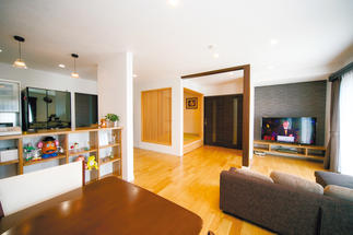 明るい陽射しが差し込むリビング。