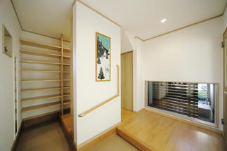 【玄関ホール　正面の坪庭を額絵に】