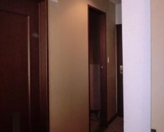 新しく壁を造り建具を付けます