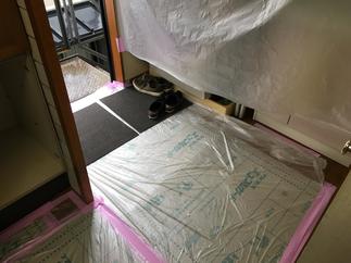 工事中、床や壁が傷つかないように養生をします。