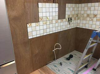 キッチンを外してタイルをとっていきます。