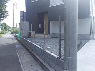 目隠しフェンス設置部分　柱設置後