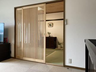 オーダーの千本格子戸で毎日旅館に泊まったような感覚です。