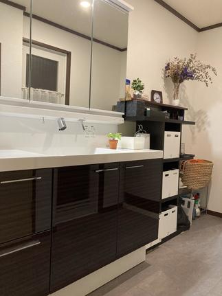 ダークブラウンな木目調×石目調で土間風洗面室の出来上がり