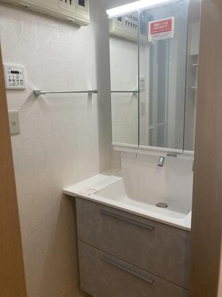 間口いっぱいゆとりをもって使える洗面化粧台に。