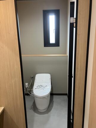 機能的で明るいトイレ