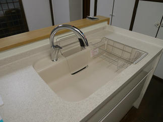 水栓はナビッシュ！手をかざすだけで湯水が出て来ます。