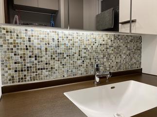 洗面のガラスモザイクタイル