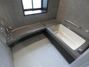 シックで高級感のある水廻りのフルリフォーム