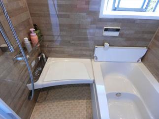 ベンチカウンターでのんびりシャワー浴が楽しめます。