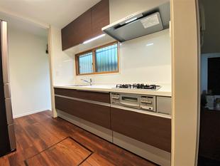 別荘の流し台をすっきりとしたシステムキッチンにリフォームします。