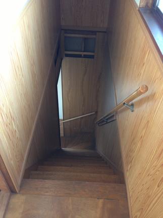 急勾配の階段！　恐怖でした。