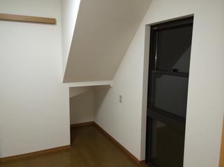階段下の外物置が、今は新しい寝室として！