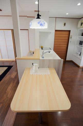 作り付けのダイニングテーブル