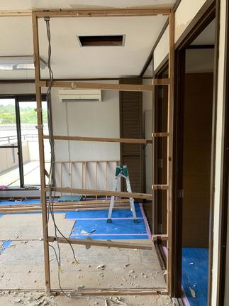 間仕切り壁の撤去作業途中です