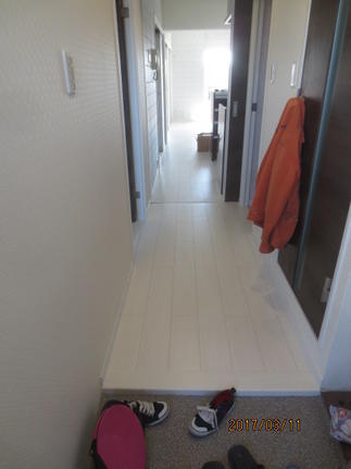 玄関からリビングへの道