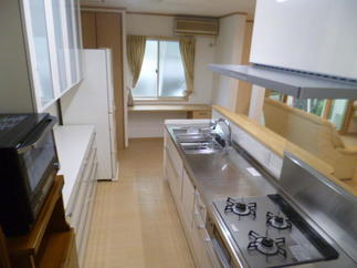 引き出し付きデスクカウンターと開き戸収納