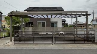 先進的でモダンな屋根デザインとスタイリッシュな跳ね上げ門扉