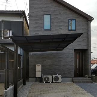 建物の雰囲気にマッチしたカーポート