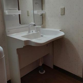 車椅子で楽にアプローチできるコンパクトなキャビネット