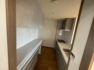 カップボード設置後のキッチン