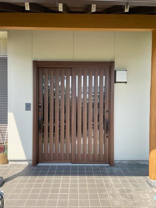 おうちの顔である玄関を１日でリフォーム／LIXIL リシェント玄関引戸編