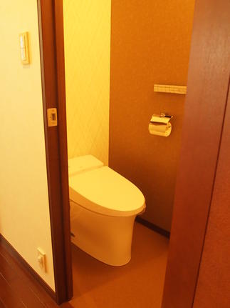 タンクレストイレですっきりデザイン