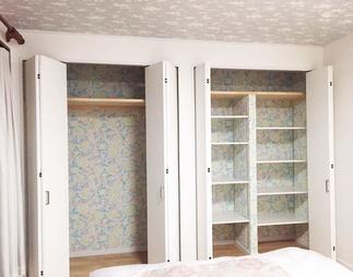 柄物クロスで、センス溢れるクローゼットに