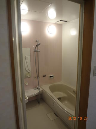 以前は土間として利用していた空間を浴室・洗面へ