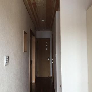 玄関からつづく廊下～モダンな空間に