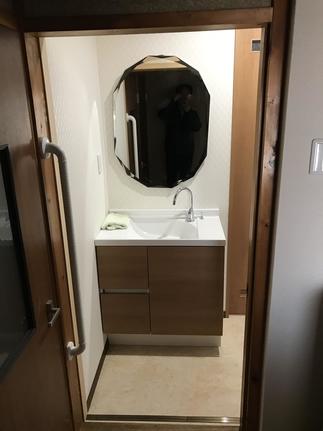 コンパクトな洗面台　お気に入りの鏡は再利用