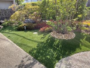 お手入れを楽に人工芝の映えるお庭に