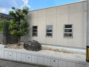 ハチの巣がいっぱいで危険なオープンガーデンを和風ロックガーデンに