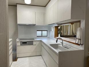 淡いグレーホワイトで揃えた水廻りリフォームと玄関リフォーム