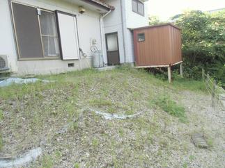 裏庭にできた急斜面　【ビフォー】