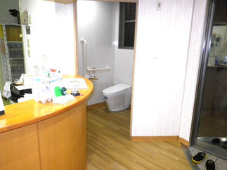 車いすも入れてスリッパを履き替えなくてもいいトイレ（アフター）