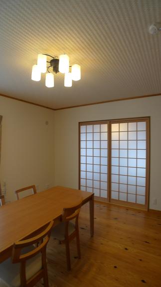 ダイニングの障子をあけると隣には和室が・・・