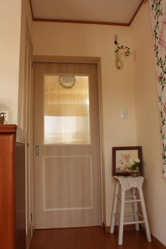 玄関からリビングへ・・・