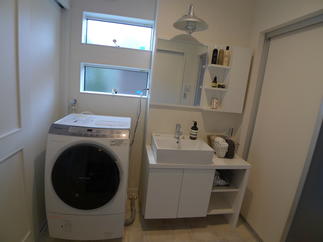 白を基調にした明るい洗面化粧台