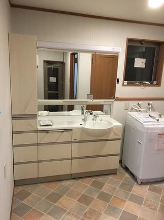 床のクロスがおしゃれな洗面化粧室。